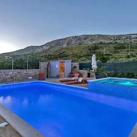 Luxury Villa,private Pool, Sauna,jacuzzi,near Split 别墅 *